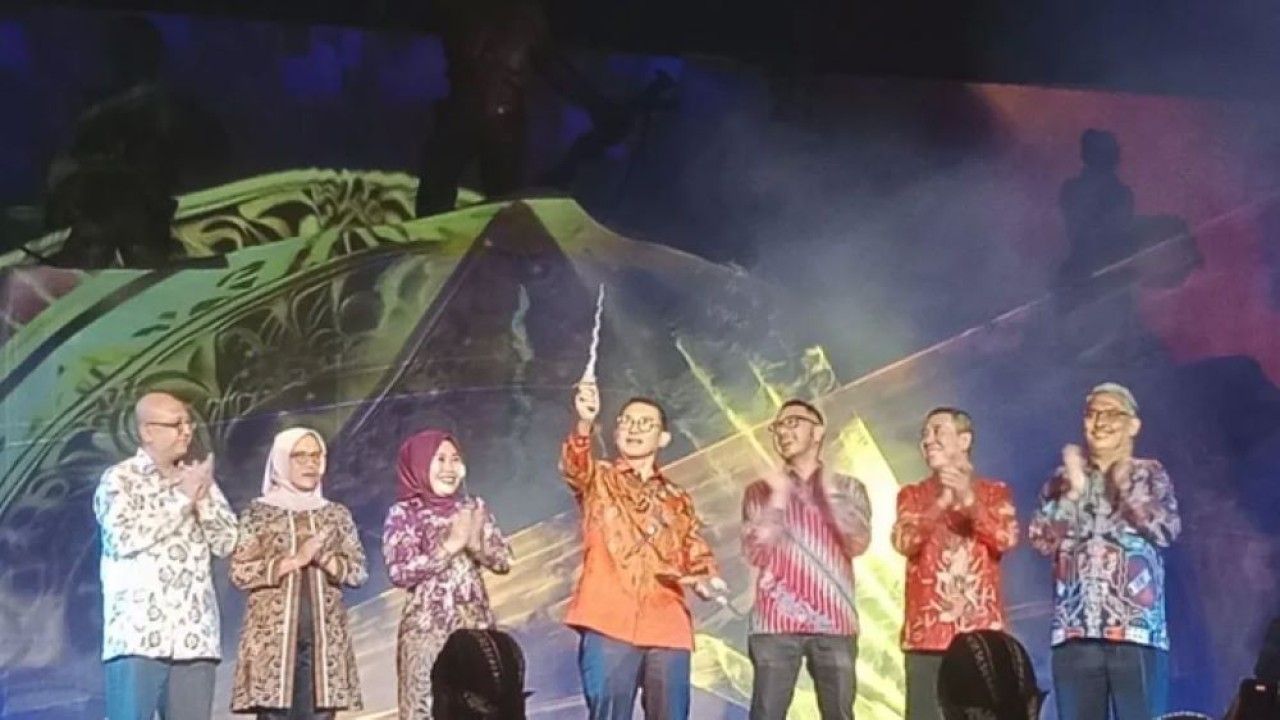 Menteri Kebudayaan Fadli Zon mengangkat keris saat membuka Pekan Warisan Budaya Takbenda (WBTb) atau Intangible Cultural Heritage (ICH) Festival 2024 di Museum Benteng Vredeburg, Kota Yogyakarta, Sabtu malam (23/11/2024). (Foto: Antara)