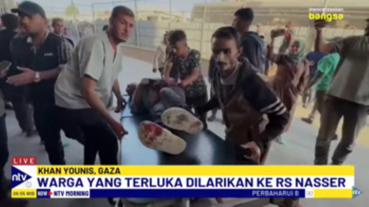 Tim medis bersama warga membawa para korban luka akibat serangan udara Israel ke rumah sakit