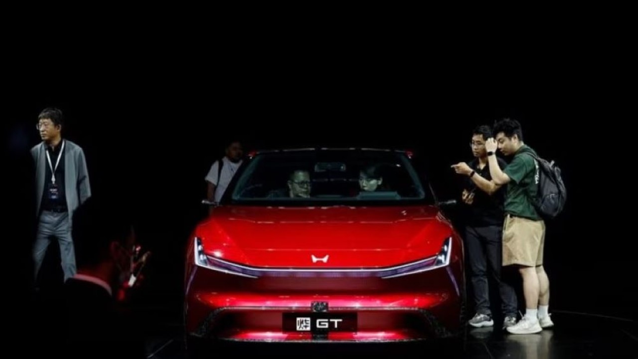 Pengunjung melihat kendaraan listrik Honda Ye GT yang dipamerkan di Auto China 2024, di Beijing, China, pada 25 April 2024. (Foto: Dok/Tingshu Wang/Reuters)