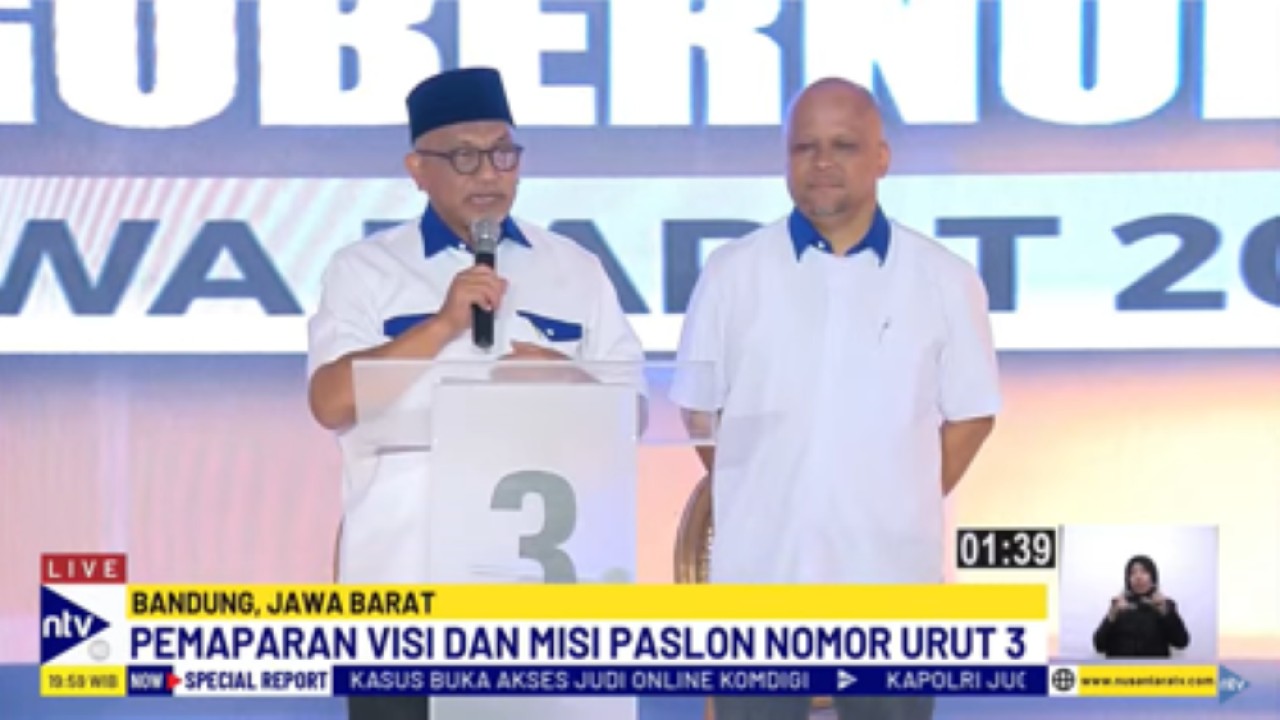 Pasangan calon gubernur dan wakil gubernur Jawa Barat nomor urut tiga Ahmad Syaikhu-Ilham Habibie menyampaikan visi-misi pada debat perdana