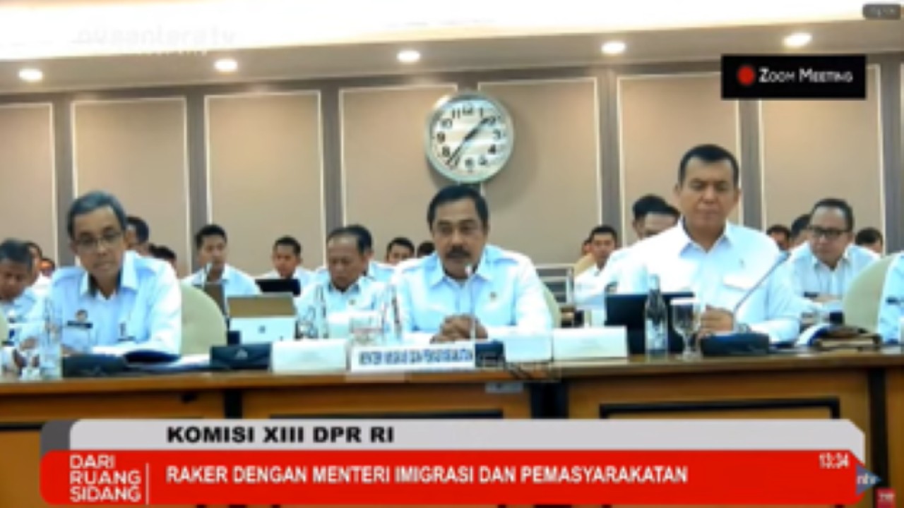 Menteri Imigrasi dan Pemasyarakatan Agus Andrianto didampingi Wamen, Silmy Karim dan jajaran melakukan Rapat Kerja dengan Komisi XIII DPR RI