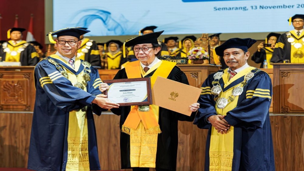 Presiden Direktur PT Sido Muncul, Irwan Hidayat dianugerahi gelar Doktor Honoris Causa (DR HC) oleh Universitas Negeri Semarang/Foto: Istimewa