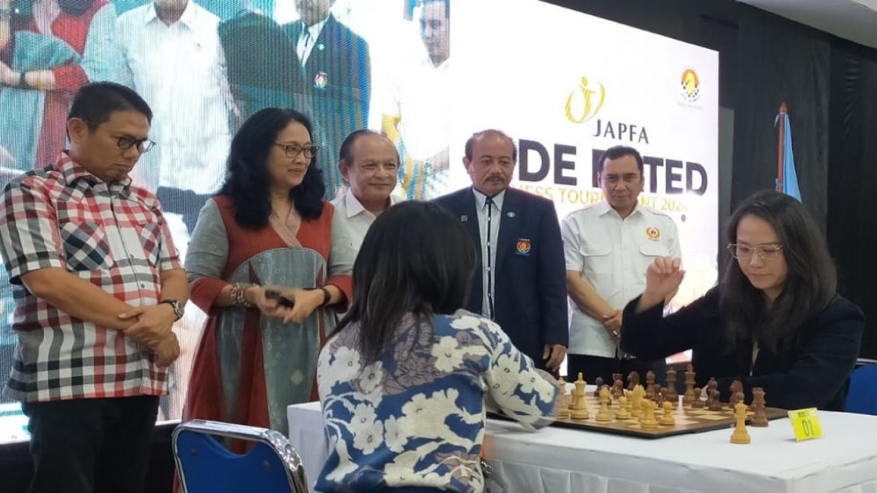 Ketua Umum PB Percasi GM Utut Adianto, Vice President, Head of Social Investment ·PT.Japfa Comfeed Indonesia, Retno Artsanti bersama perwakilan Kemenpora dan KONI Pusat menyaksikan laga eksebisi catur kilat WFM Samanta Edithso vs WIM Luong Phuong Hanh (Vietnam) pada pembukaan Japfa Fide Rated Chess Tournament 2024 di Gedung Serbaguna Senayan, Jakarta