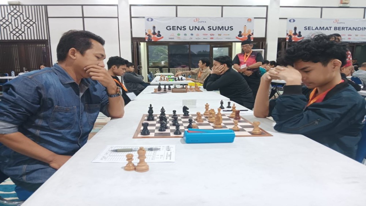 Fide Master Satria Duta Cahaya (kanan) saat berhadapan dengan FM Deni Sonjaya di babak ke-7