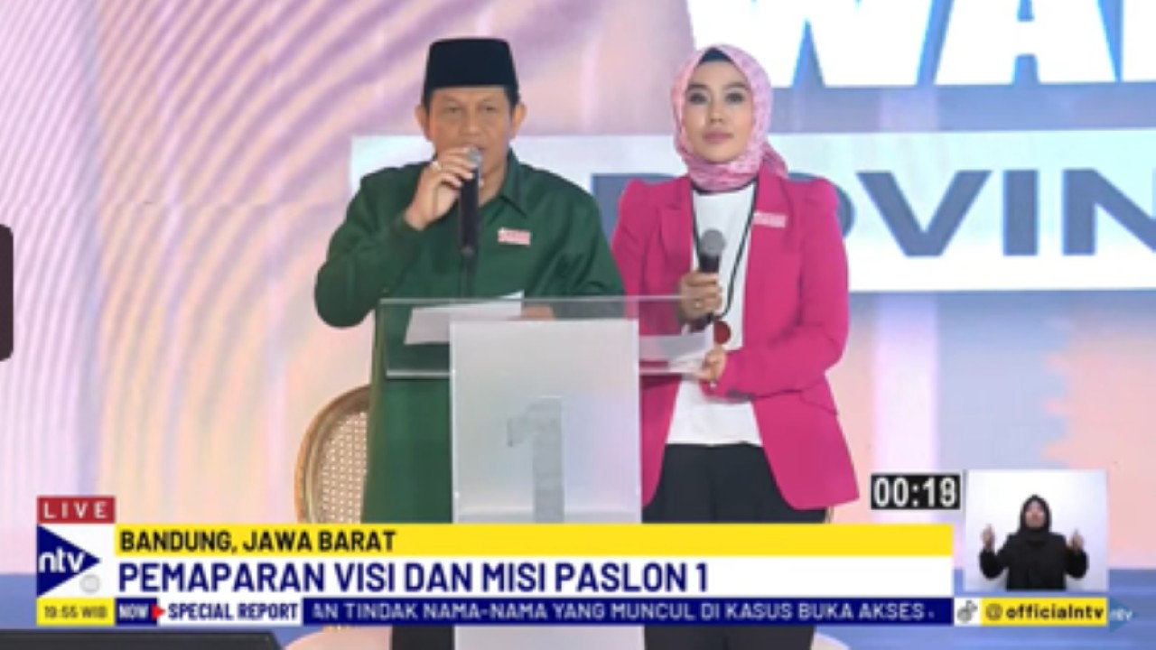 Pasangan calon gubernur dan wakil gubernur Jawa Barat nomor urut satu   Acep Adang Ruhiyat - Gitalis Dwi Natarina (Gita KDI) sampaikan visi-misi di debat perdana