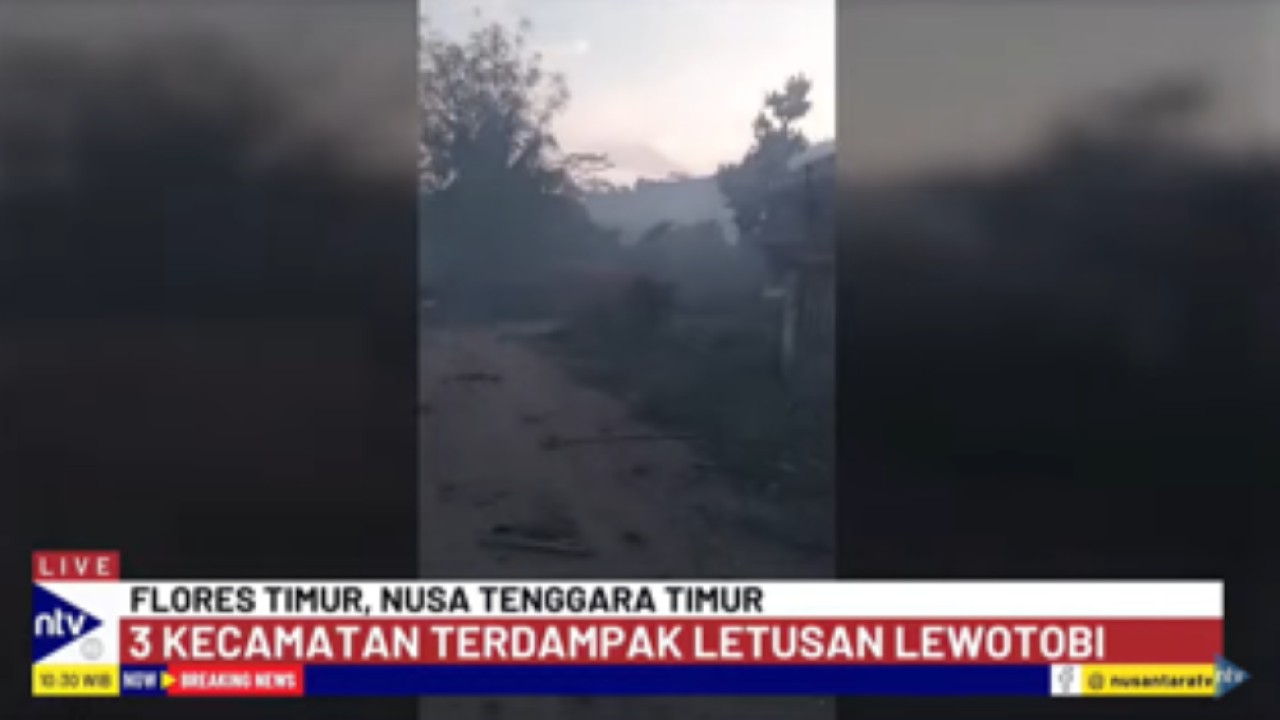 Sejumlah rumah warga rusak dan diselimuti abu vulkanik akibat letusan Gunung Lewotobi Laki-laki di Flores Timur, NTT