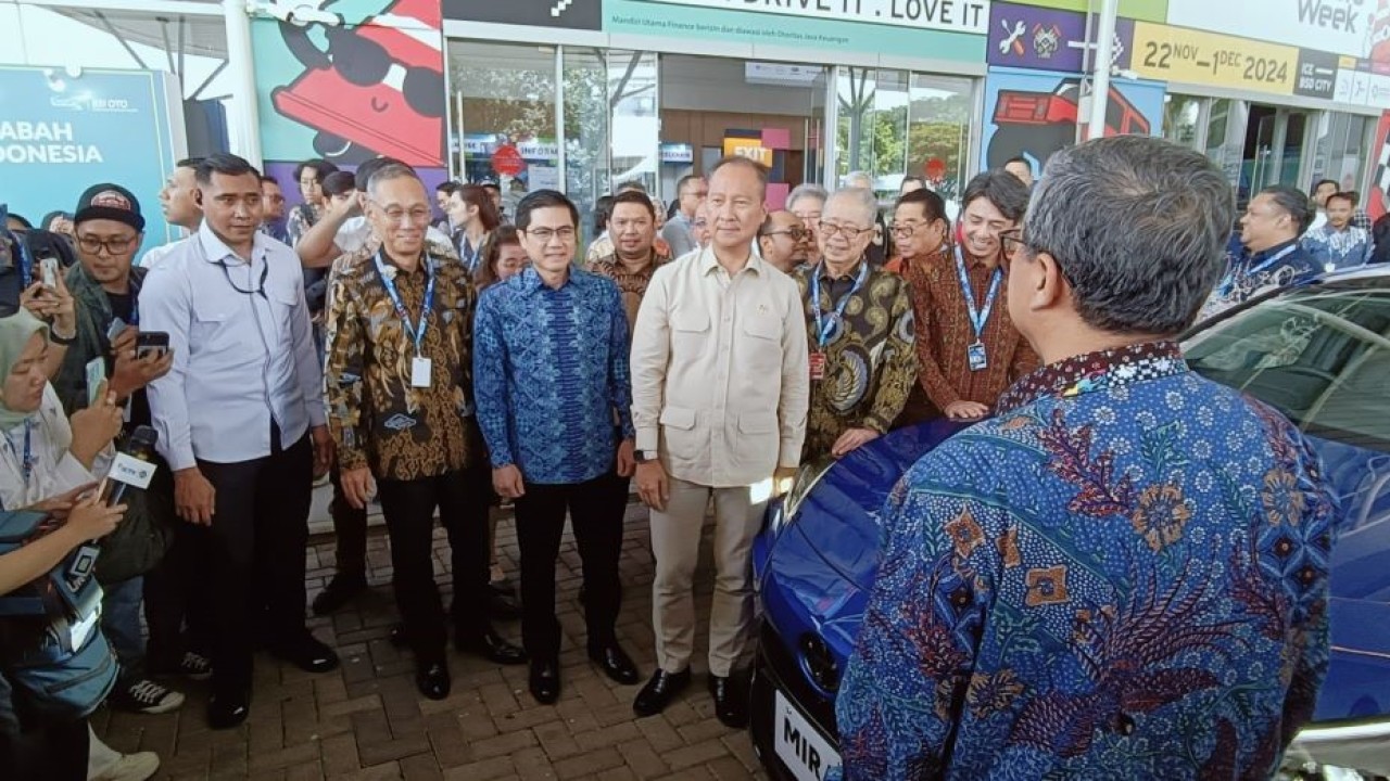 Menperin Agus Gumiwang Kartasasmita resmi membuka pameran otomotif MUF GJAW 2024, di ICE BSD, Kabupaten Tangerang, Banten, pada Jumat, 22 November 2024. (Foto: Adiantoro/NTV)