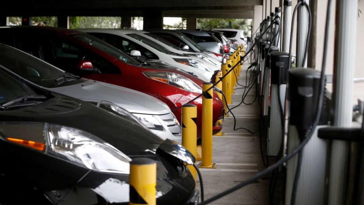 Ilustrasi. Mobil listrik sedang melakukan pengisian daya. (Foto: Reuters)