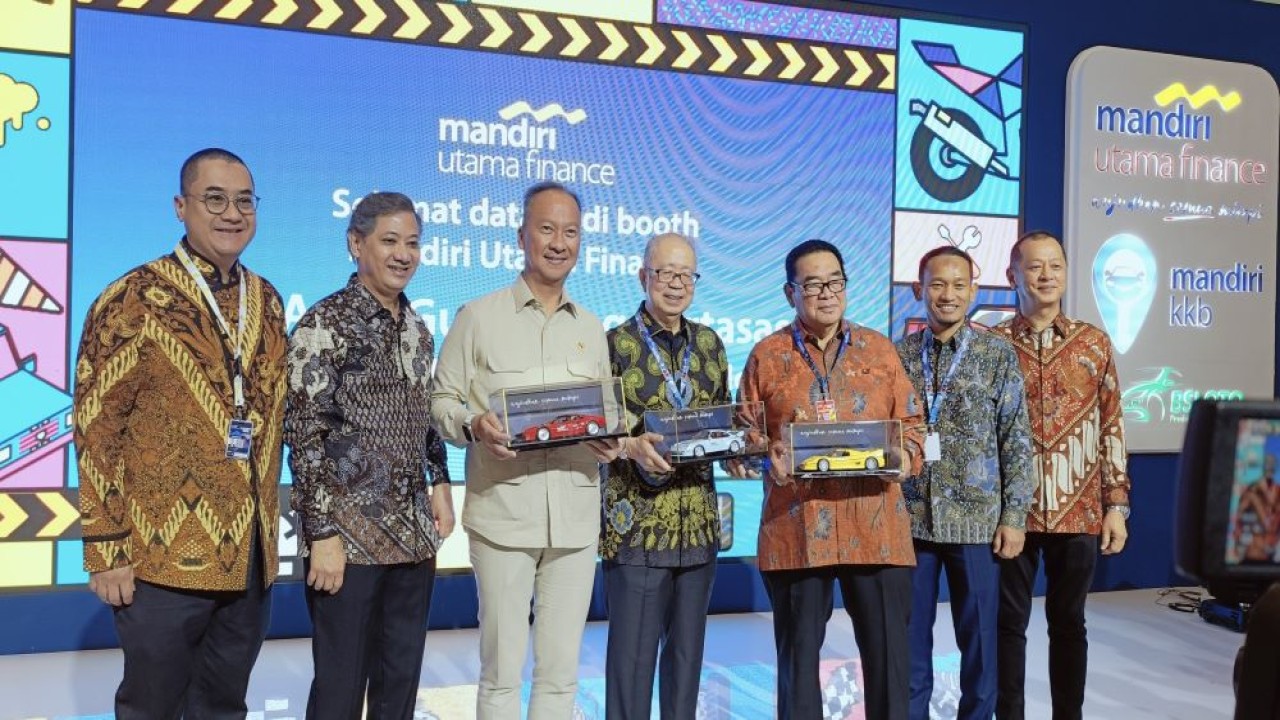 Menperin Agus Gumiwang Kartasasmita resmi membuka pameran otomotif MUF GJAW 2024, di ICE BSD, Kabupaten Tangerang, Banten, pada Jumat, 22 November 2024. (Foto: Adiantoro/NTV)