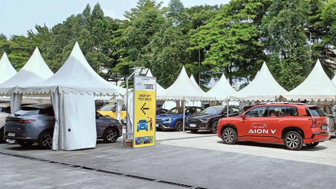 Pengunjung dapat mencoba langsung setiap unit kendaraan pada area test drive dan test ride di MUF GJAW 2024. (Foto: Adiantoro/NTV)