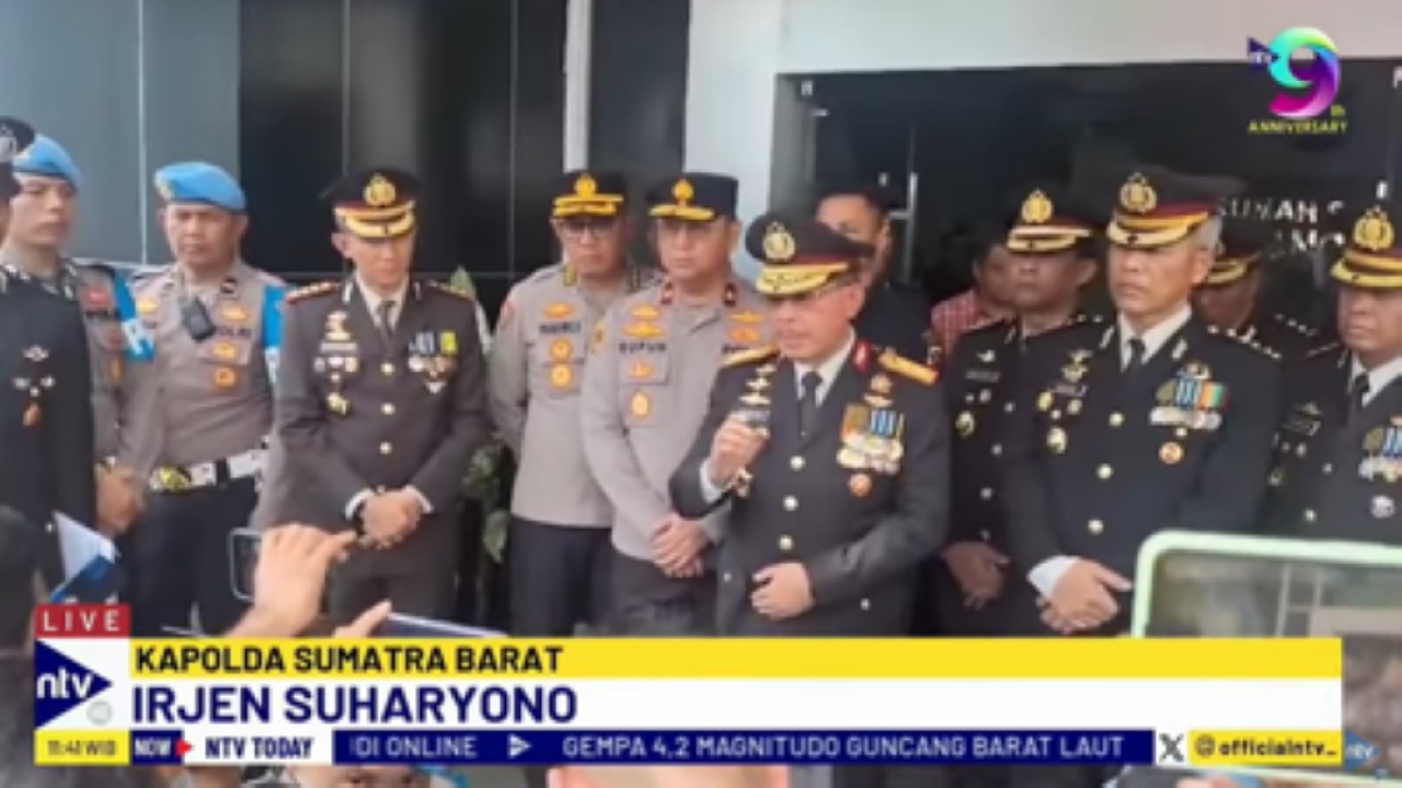 Kapolda Sumatera Barat Irjen Pol Suharyono memberikan keterangan pers terkait peristiwa polisi tembak polisi di Polres Solok Selatan