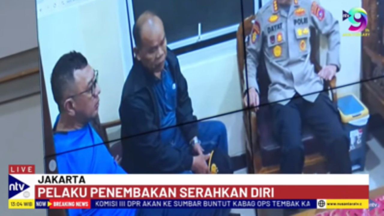 Oknum polisi (tengah) pelaku penembakan rekannya sesama polisi di Polres Solok Selatan diduga tidak diborgol saat diperiksa