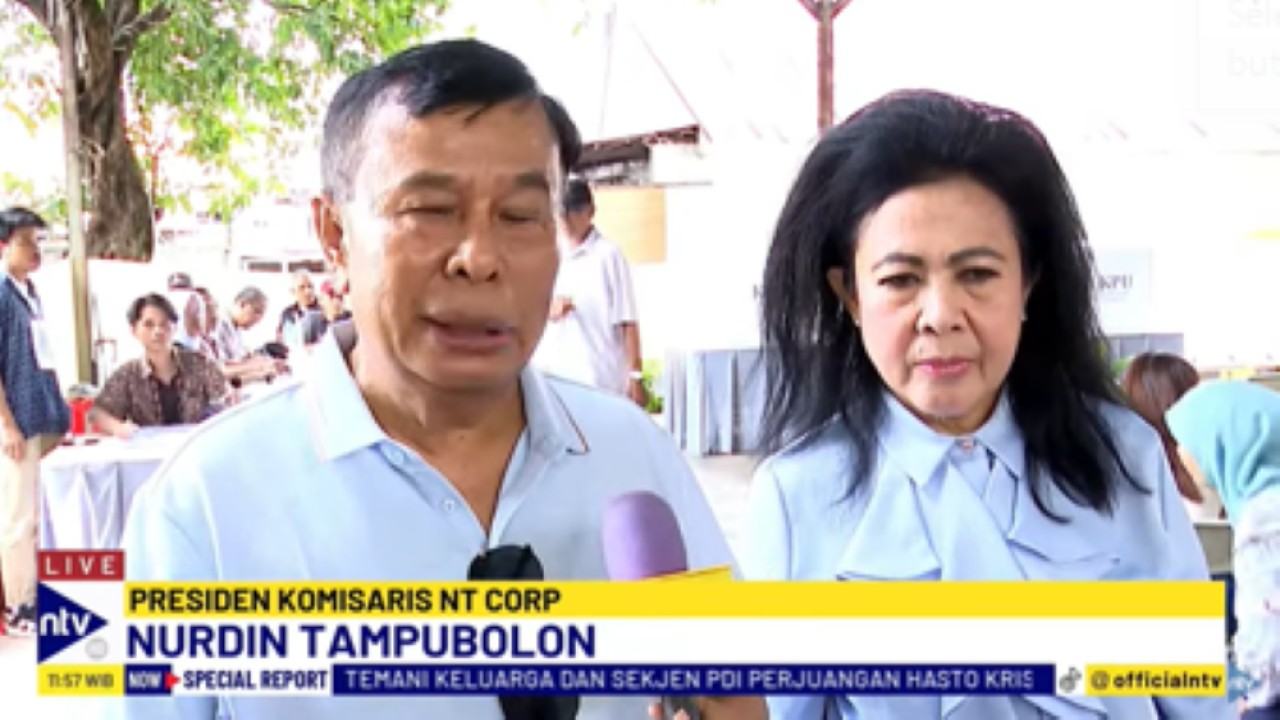 Presiden Komisaris NT Corp Nurdin Tampubolon bersama istri Lince Berliana Tobing usai menggunakan hak pilih dalam Pilkada Serentak 2024