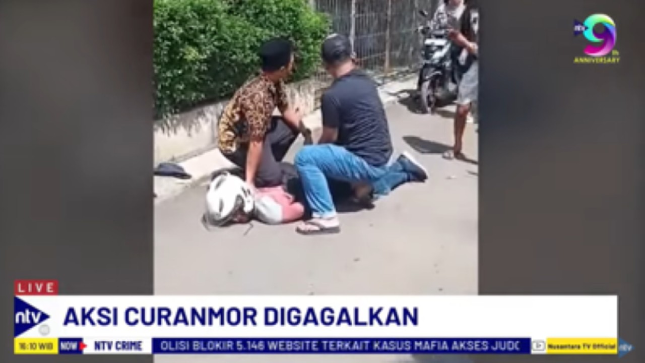 Korban berhasil melumpuhkan pelaku (pakai helm) yang hendak mencuri motornya.