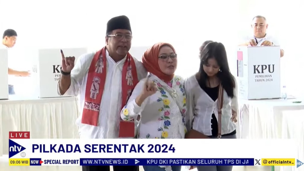 Cawagub Jakarta nomor urut 03, Rano Karno mencoblos surat suara Pilkada Serentak 2024 di TPS 065 Lebak Bulus, Cilandak, Jakarta Selatan, Rabu, 27 November 2024.