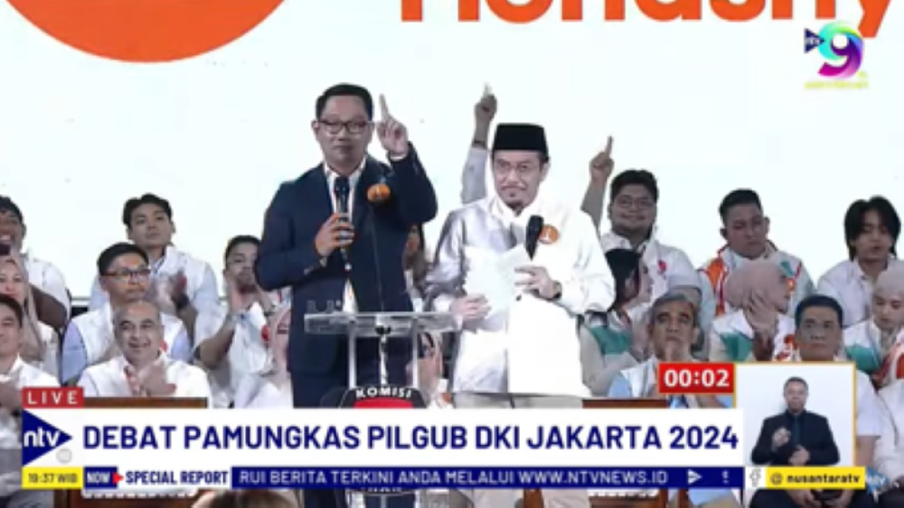 Pasangan calon gubernur dan wakil gubernur Jakarta nomor urut satu, Ridwan Kamil-Suswono menyampaikan visi-misi dalam debat terakhir