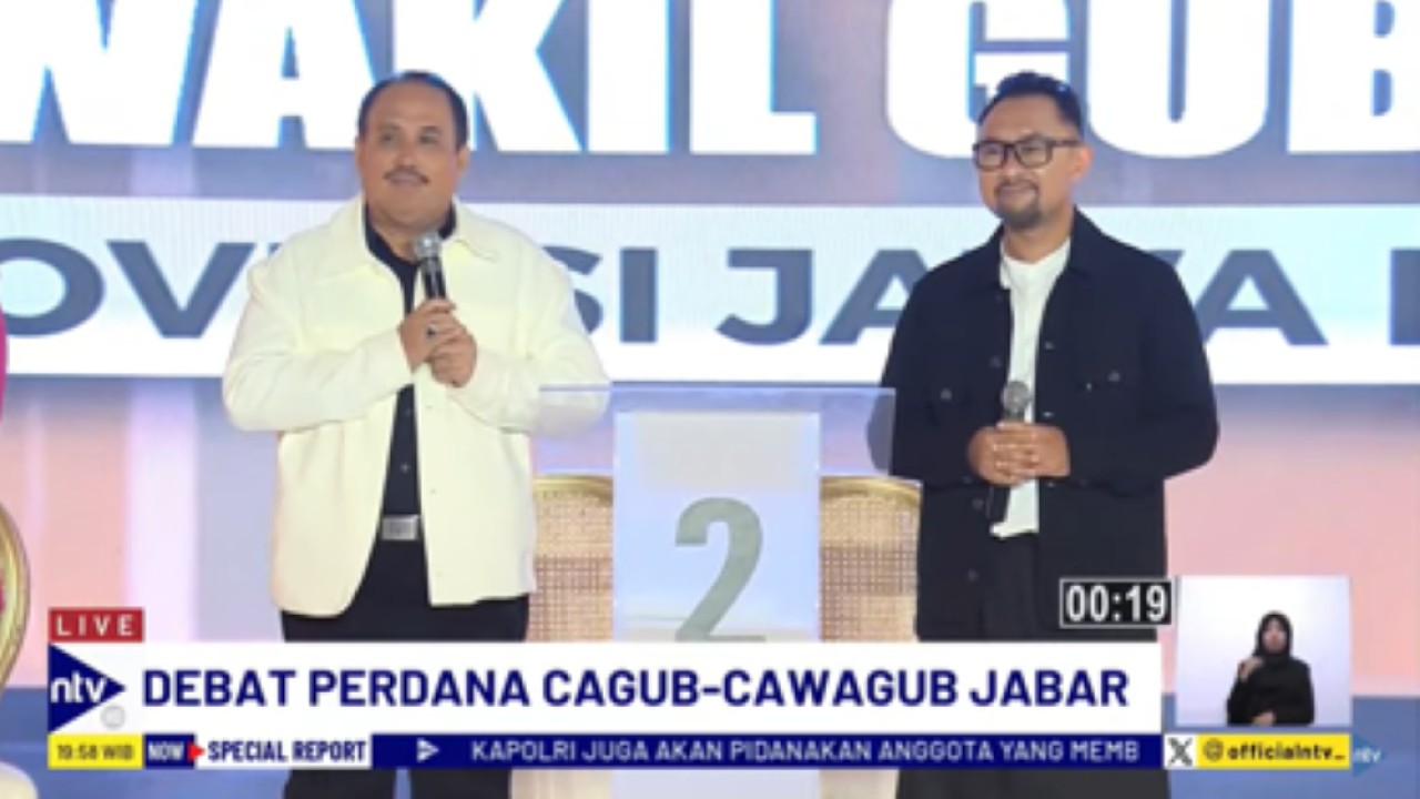 Pasangan calon gubernur dan wakil gubernur Jawa Barat nomor urut dua, Jeje Wiradinata - Ronal Surapradja menyampaikan visi-misi pada debat perdana