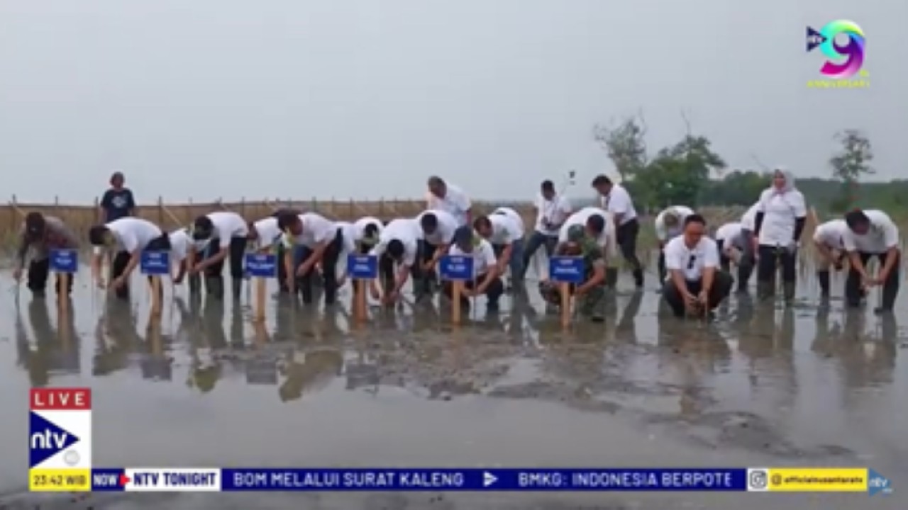 Direktur Utama Telkom Ririek Adriansyah bersama jajaran direksi melakukan penanaman mangrove di Pantai Glagah Wangi, Demak, Jawa Tengah