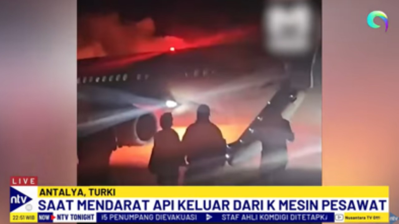 Para penumpang berhamburan lewat tangga darurat pesawat Azimuth Airlines yang terbakar saat mendarat di Turki