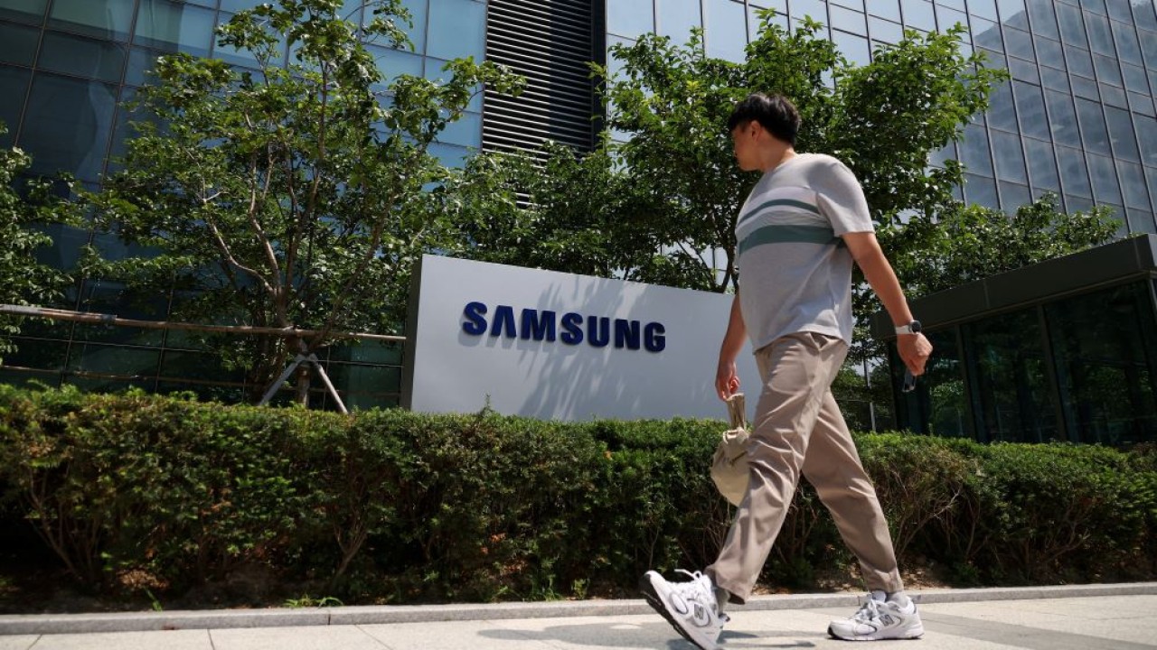 Seorang pria berjalan melewati logo Samsung Electronics selama tur media di kantor pusat Samsung Electronics di Suwon, Korea Selatan, 13 Juni 2023. (Foto: Dok/Kim Hong-Ji/Reuters)