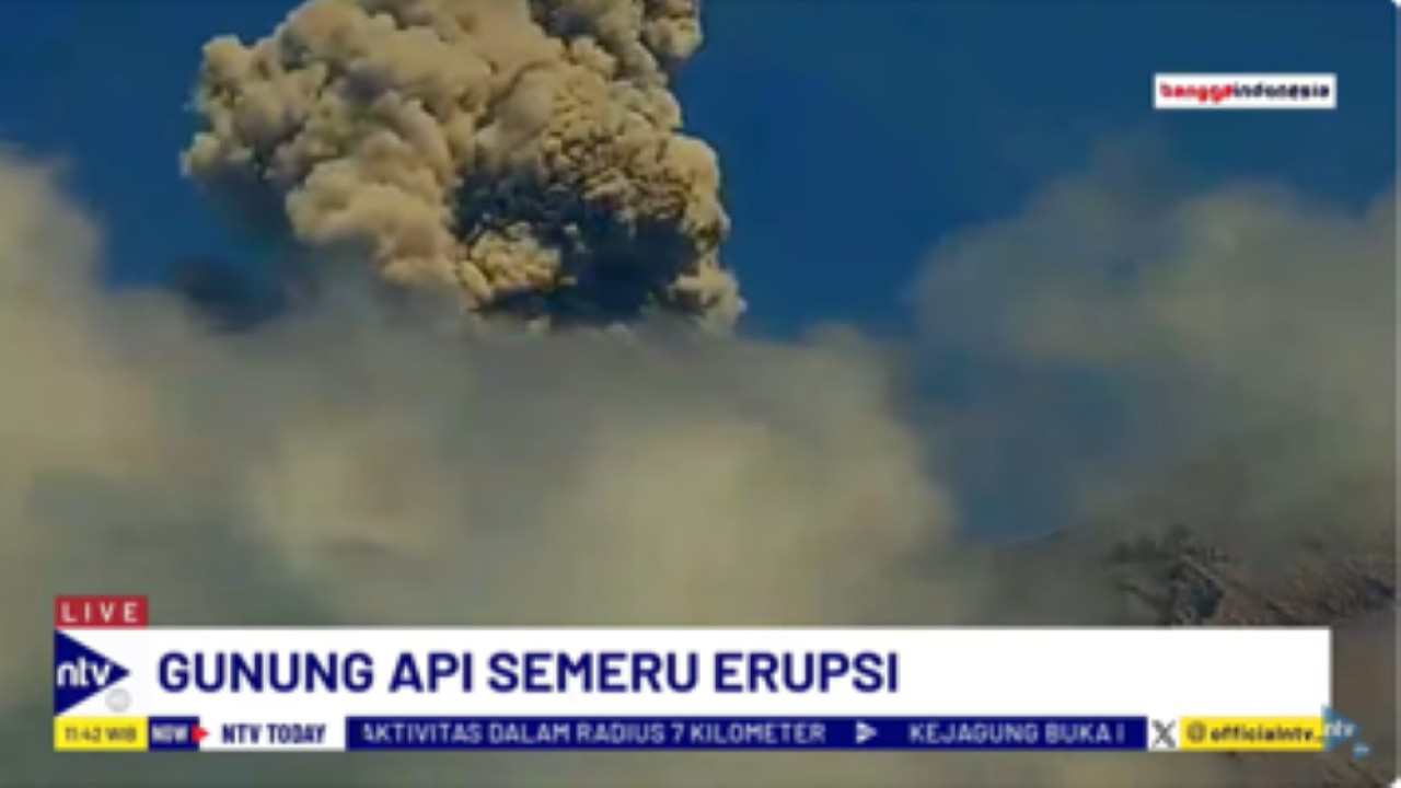 Gunung Semeru mengalami erupsi dan memuntahkan abu vulkanik