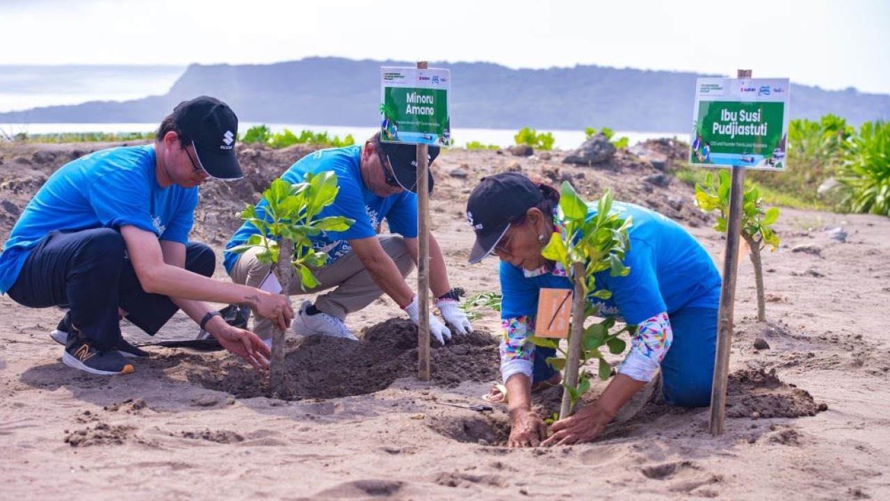 Seremoni penanaman Mangrove oleh Presiden Direktur PT Suzuki Indomobil Sales, CEO & Founder Pandu Laut Nusantara, dan Susi Air. (Foto: Dok/Istimewa)