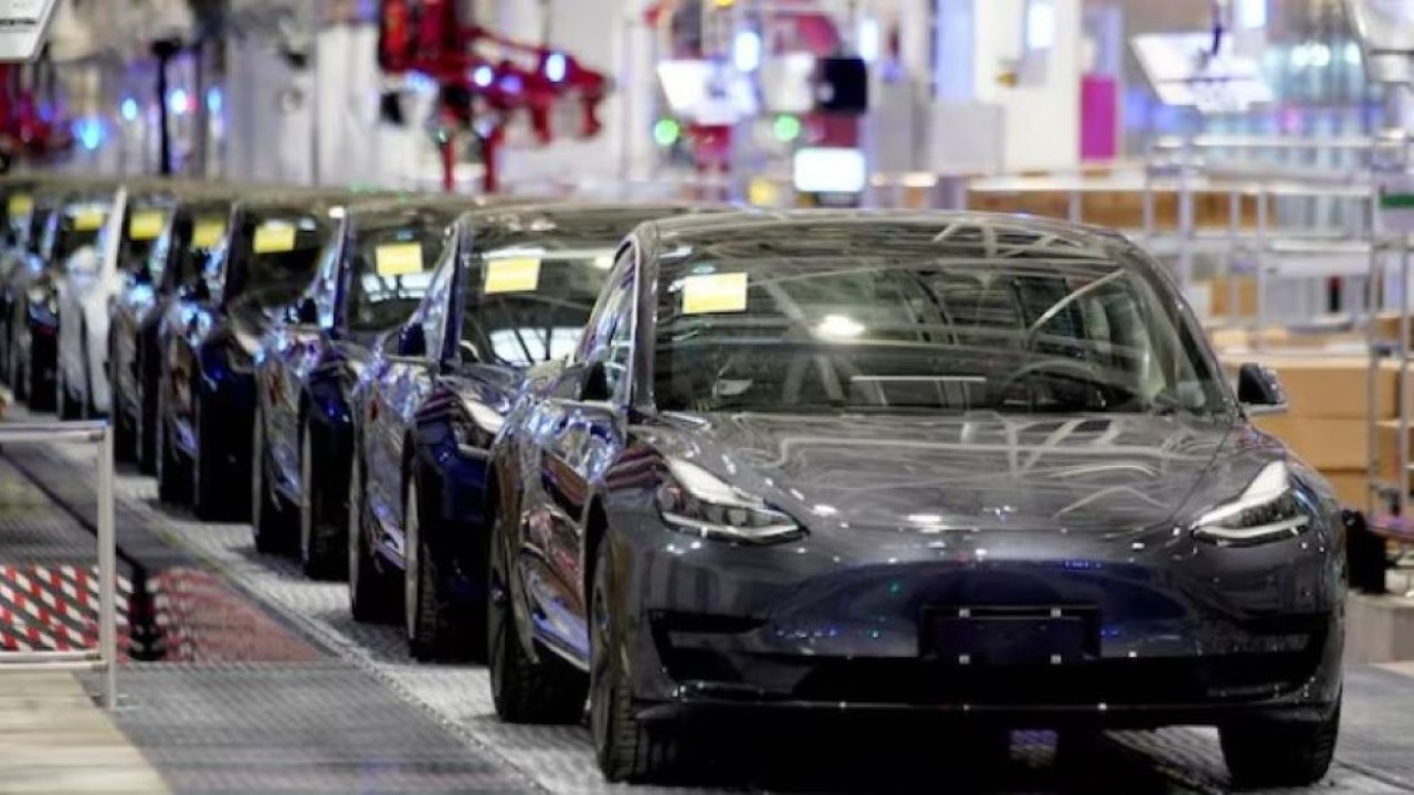 Kendaraan listrik Tesla Model 3 buatan China terlihat selama acara pengiriman di pabriknya di Shanghai, China, 7 Januari 2020. (Foto: Dok/Aly Song/Reuters)