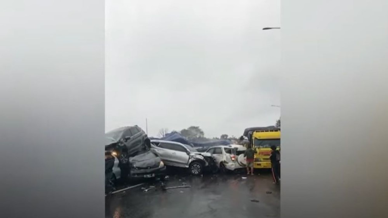 Kecelakaan beruntun terjadi di Jalan Tol Cipularang KM 92, pada Senin (11/11/2024).