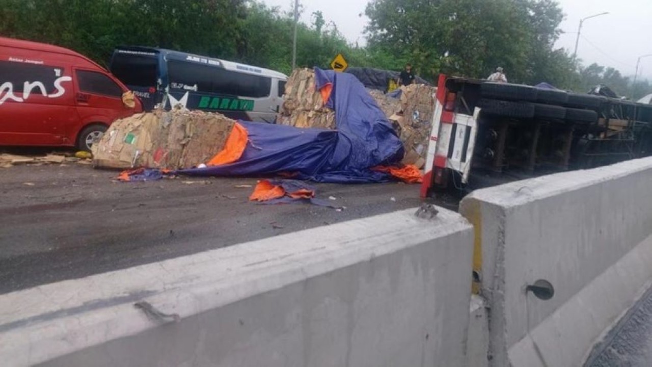 Kecelakaan beruntun melibatkan sebuah truk pengangkut kardus di KM 92 Ruas Tol Cipularang arah Jakarta pada Senin (11/11/2024) sekitar pukul 15.15 WIB. (Foto: Dok/Jasamarga)