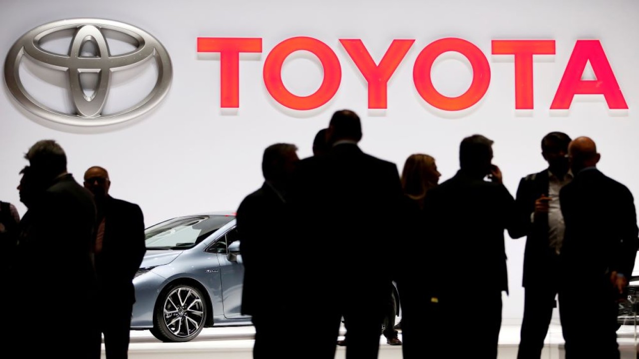 Logo Toyota dipajang di Geneva International Motor Show ke-89 di Jenewa, Swiss, 5 Maret 2019. (Foto: Dok/Pierre Albouy/Reuters)