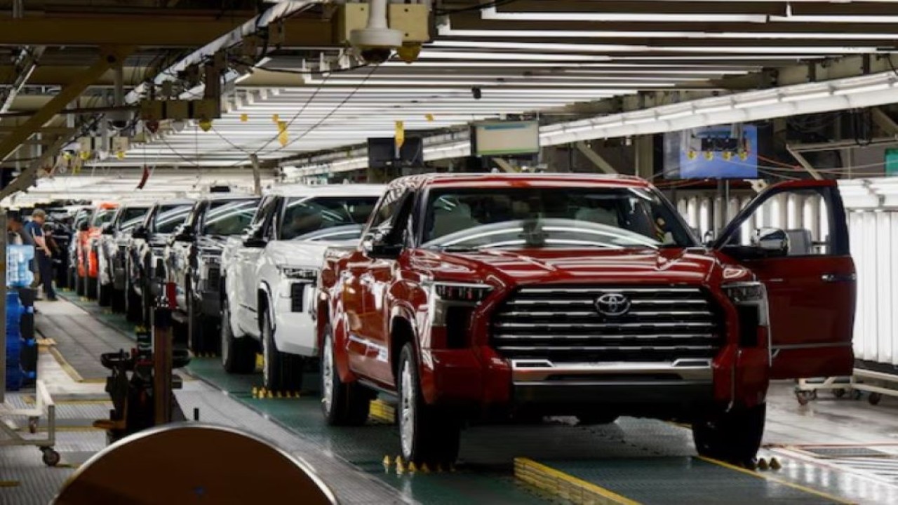 Toyota Tundra dan Sequoia keluar dari jalur perakitan di pabrik Toyota di San Antonio, Texas, Amerika Serikat, pada 17 April 2023. (Foto: Dok/Jordan Vonderhaar/Reuters)