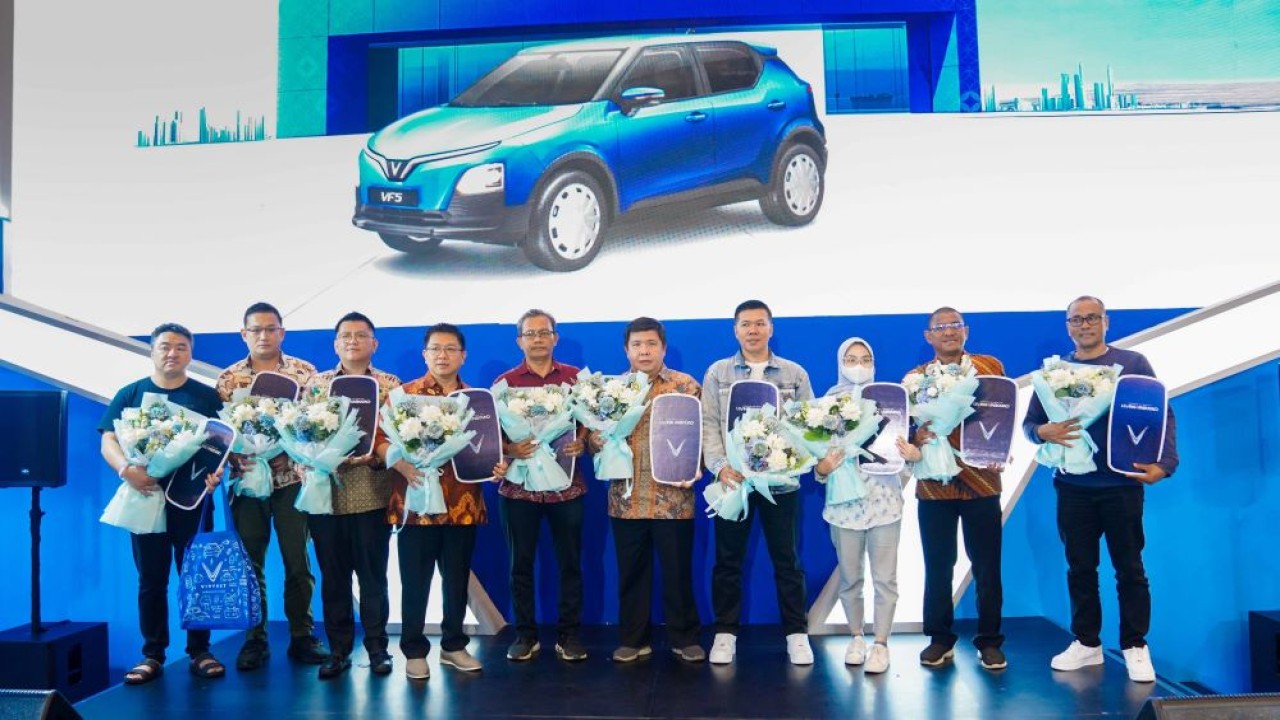 VinFast resmi menyerahkan mobil listrik VF 5 di Indonesia. (Foto: Adiantoro/NTV)