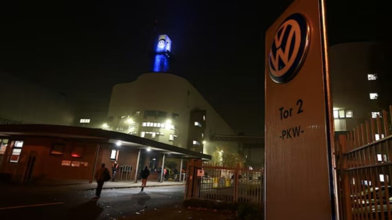 Tampak para pekerja tiba di pabrik Volkswagen di Osnabrueck, Jerman, 28 Oktober 2024. (Foto: Dok/Teresa Krueger/Reuters)