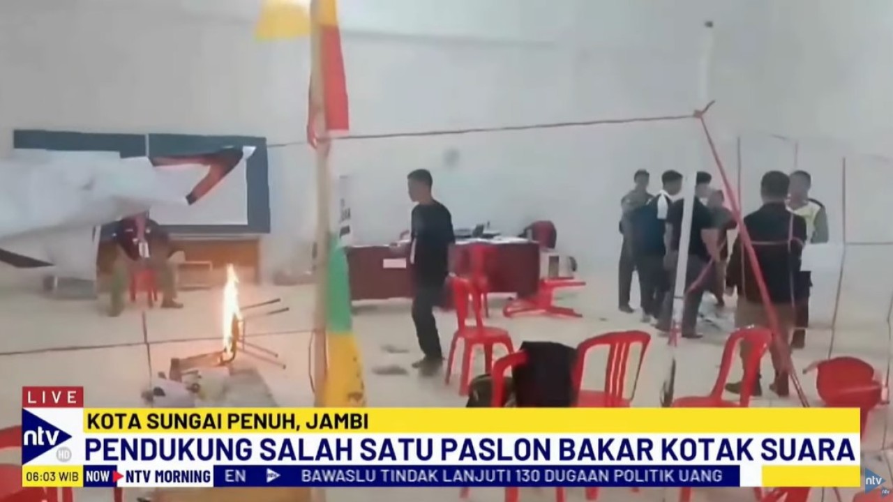 Sejumlah warga mengamuk di TPS 02, Desa Renah Kayu Embun, Kota Sungai Penuh, Jambi, pada Rabu (27/11/2024) malam.