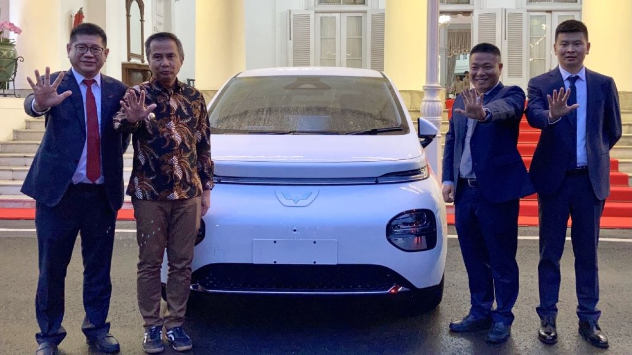 Wuling secara simbolis menyerahkan dua unit mobil listrik Cloud EV kepada Pemerintah Provinsi Jawa Barat. (Foto: Istimewa)