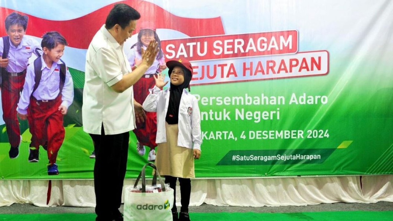 Adaro menyalurkan 10.000 paket seragam sekolah untuk mendukung pendidikan Indonesia. (Foto: Istimewa)