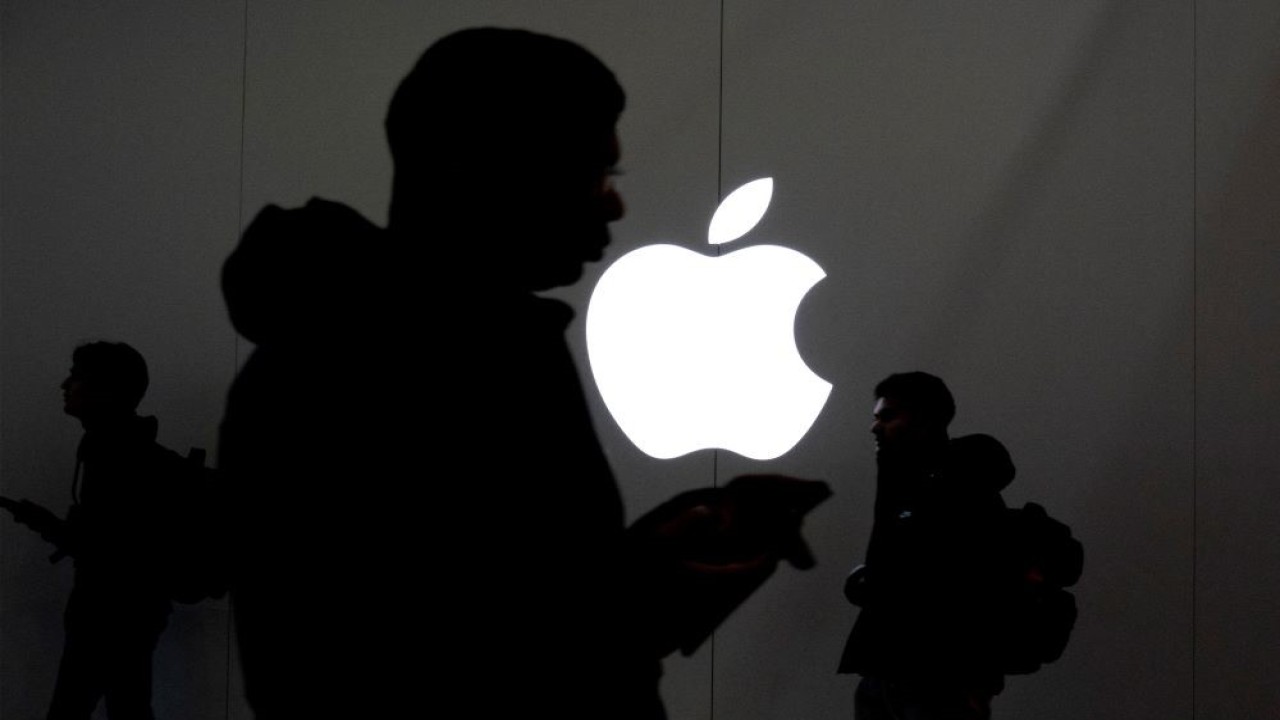 Orang-orang berjalan melewati Apple Store di Eaton Centre di Toronto, Ontario, Kanada. (Foto: REUTERS/Carlos Osorio)