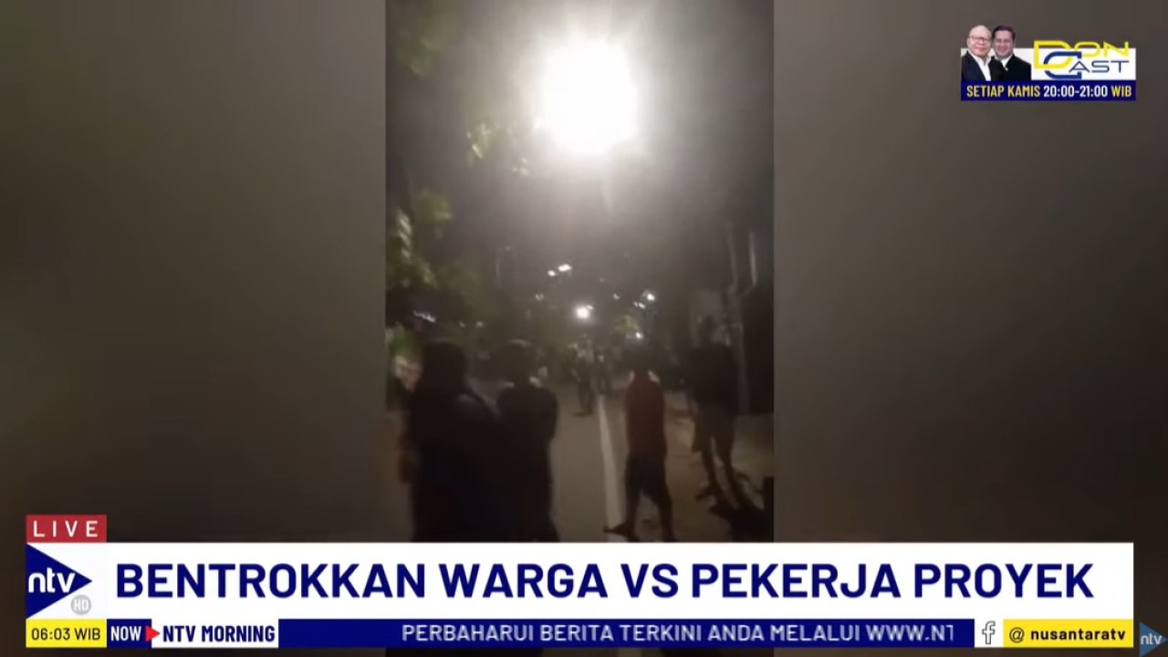 Sekelompok warga terlibat bentrok dengan pekerja proyek di kawasan Kebon Kacang, Tanah Abang, Jakarta Pusat, pada Selasa (17/12/2024) malam.