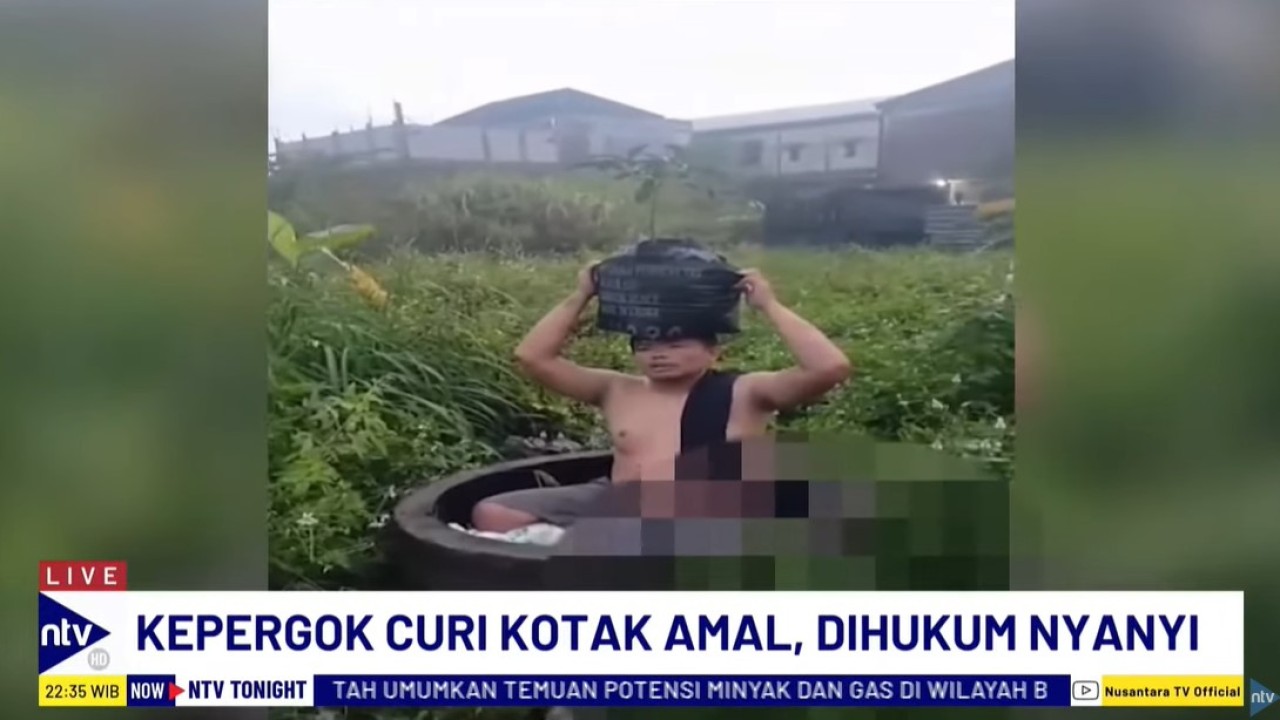 Pencuri kotak amal di Musala Desa Kalisari, Kecamatan Sayung, Kabupaten Demak, dihukum bernyanyi oleh warga.