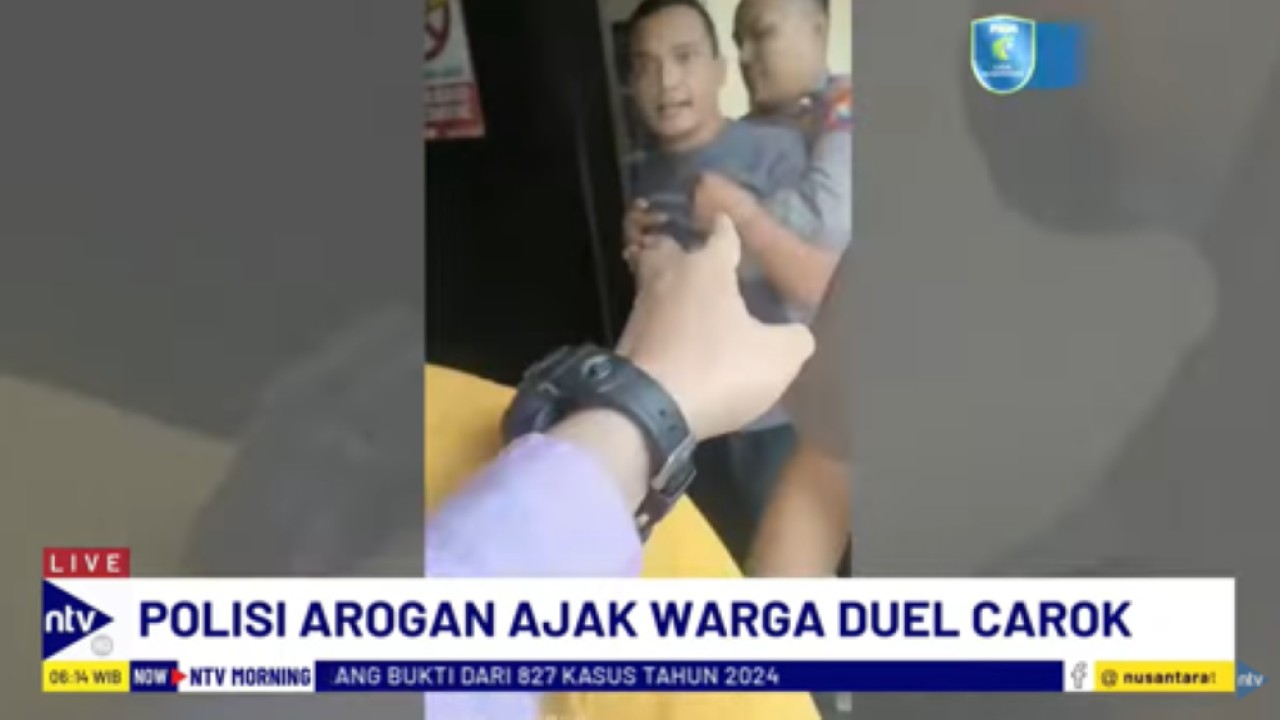 Oknum polisi yang menantang warga duel carok ditenangkan oleh rekannya