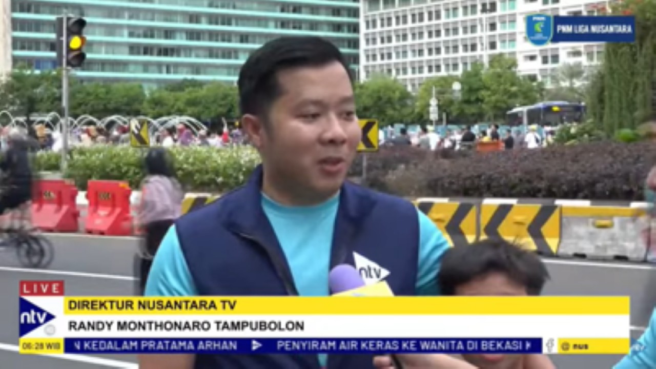 Direktur Nusantara TV Randy Tampubolon bersama kedua putranya saat mengikuti Fun Run HUT ke-9 Nusantara TV