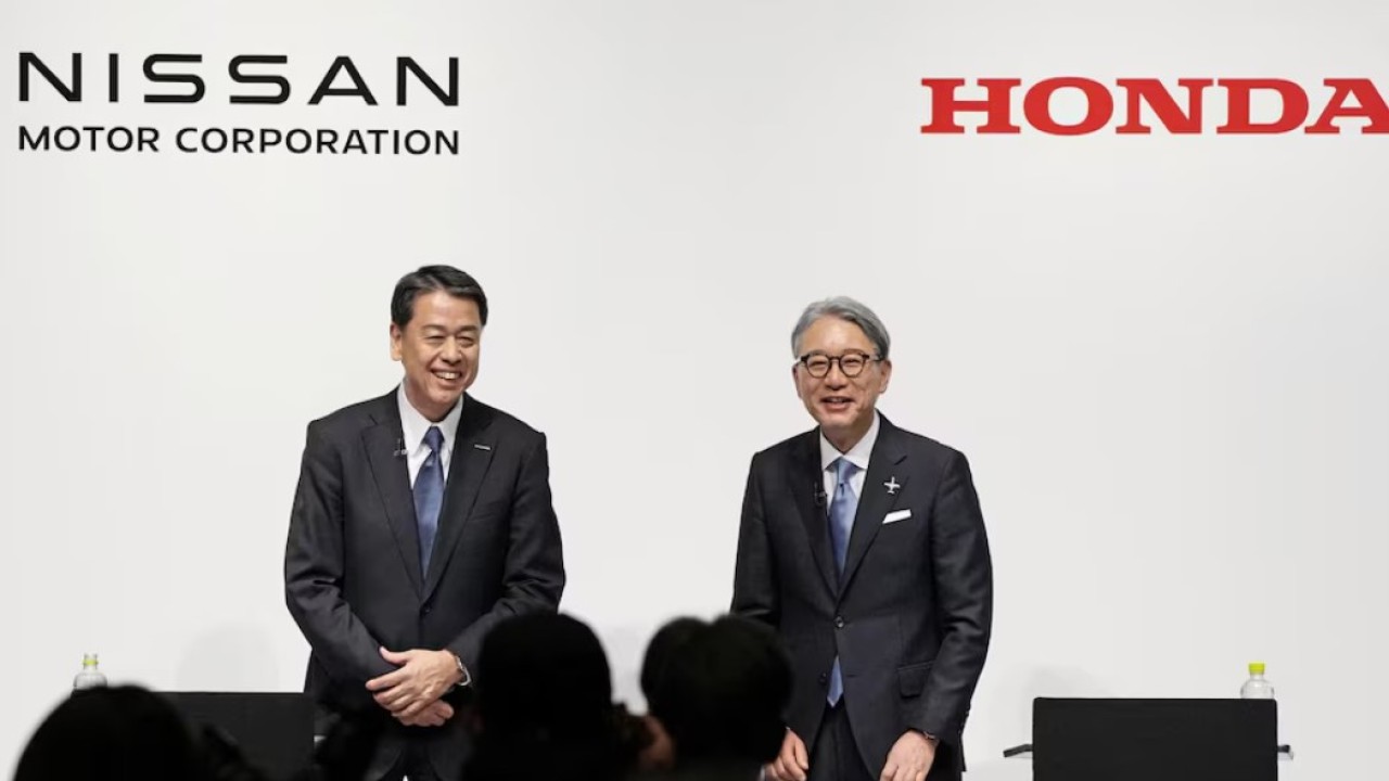 Makoto Uchida, Presiden dan CEO Nissan Motor, dan Toshihiro Mibe, Presiden dan CEO Honda Motor, menghadiri konferensi pers bersama di Tokyo, Jepang, 15 Maret 2024. (Foto: Dok/Reuters)