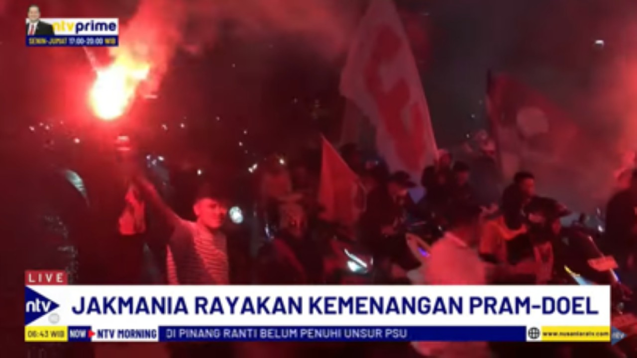 Jakmania pendukung klub Persija merayakan kemenangan pasangan Pramono Anung dan Rano Karno yang terpilih menjadi gubernur dan wakil gubernur Jakarta 2024-2029