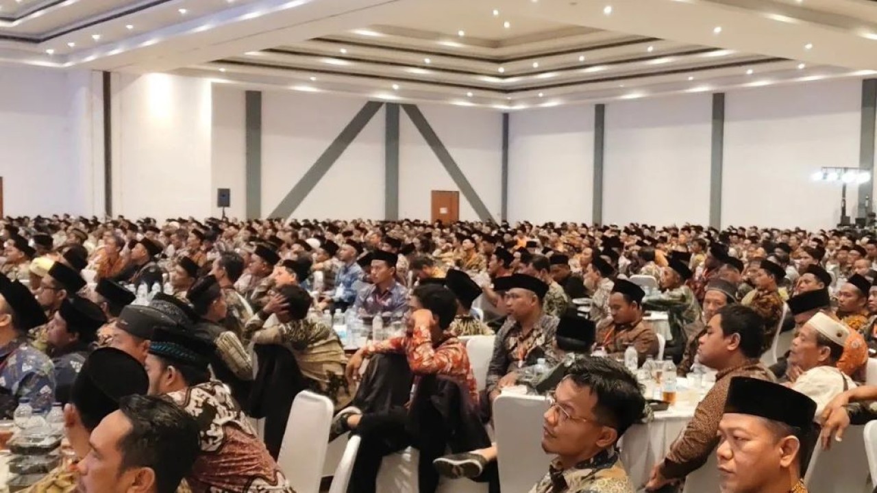 Para peserta deklarasi pembubaran Jamaah Islamiyah di Solo, Jawa Tengah, Sabtu (20/12/2024). (Foto: ANTARA/Aris Wasita)