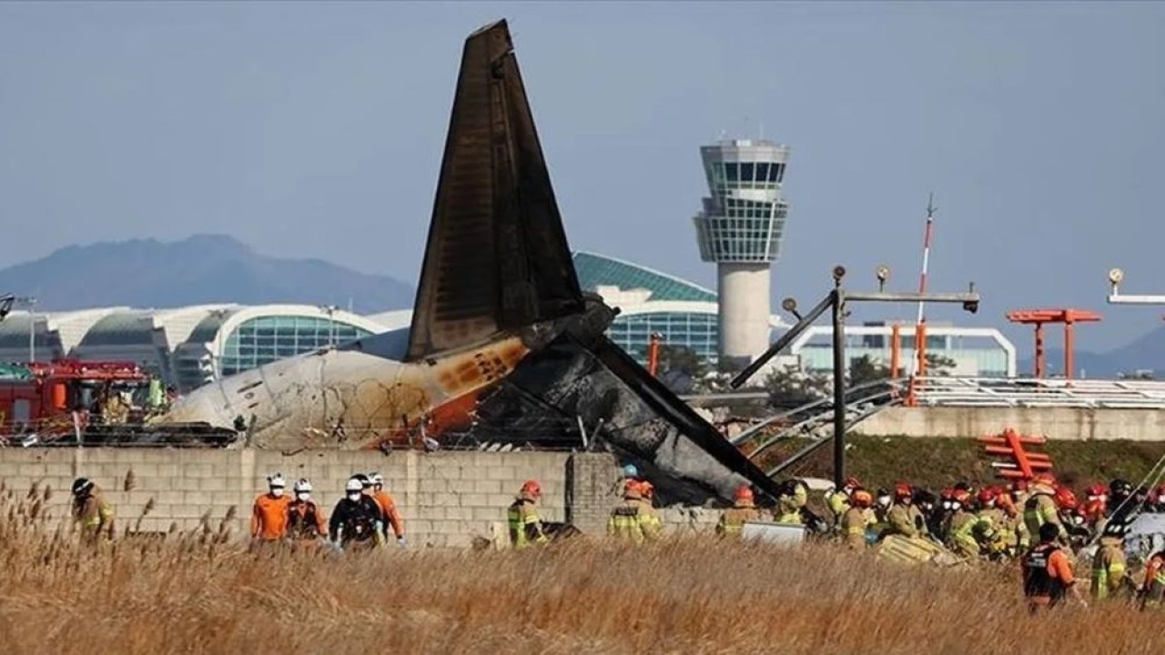 Pesawat Jeju Air mengalami kecelakaan di Bandara Internasional Musan, Muan, Korea Selatan. (ANTARA/Anadolu/as)