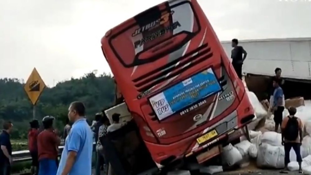 Bus pariwisata dan truk terlibat kecelakaan di Tol Lawang KM 75 menuju Malang. (Foto: Tangkapan layar)