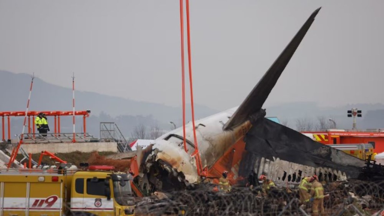 Pesawat Jeju Air yang keluar landasan pacu dan jatuh di Bandara Internasional Muan, di Muan, Korea Selatan, 30 Desember 2024. (Foto: REUTERS/Kim Soo-hyeon)