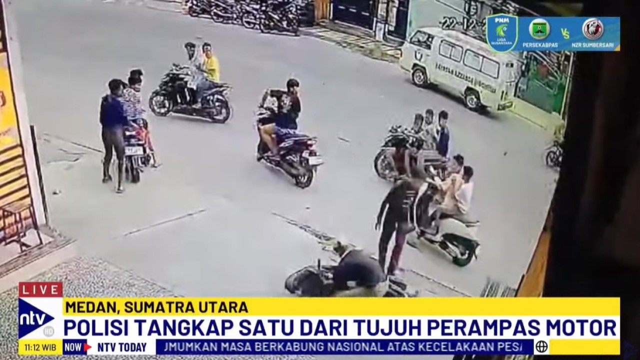 Aksi perampasan sepeda motor dilakukan sekelompok remaja di bawah umur terekam kamera pengawas di Jalan Denai, Kelurahan Tegal Sari Mandala II, Kecamatan Medan Denai.