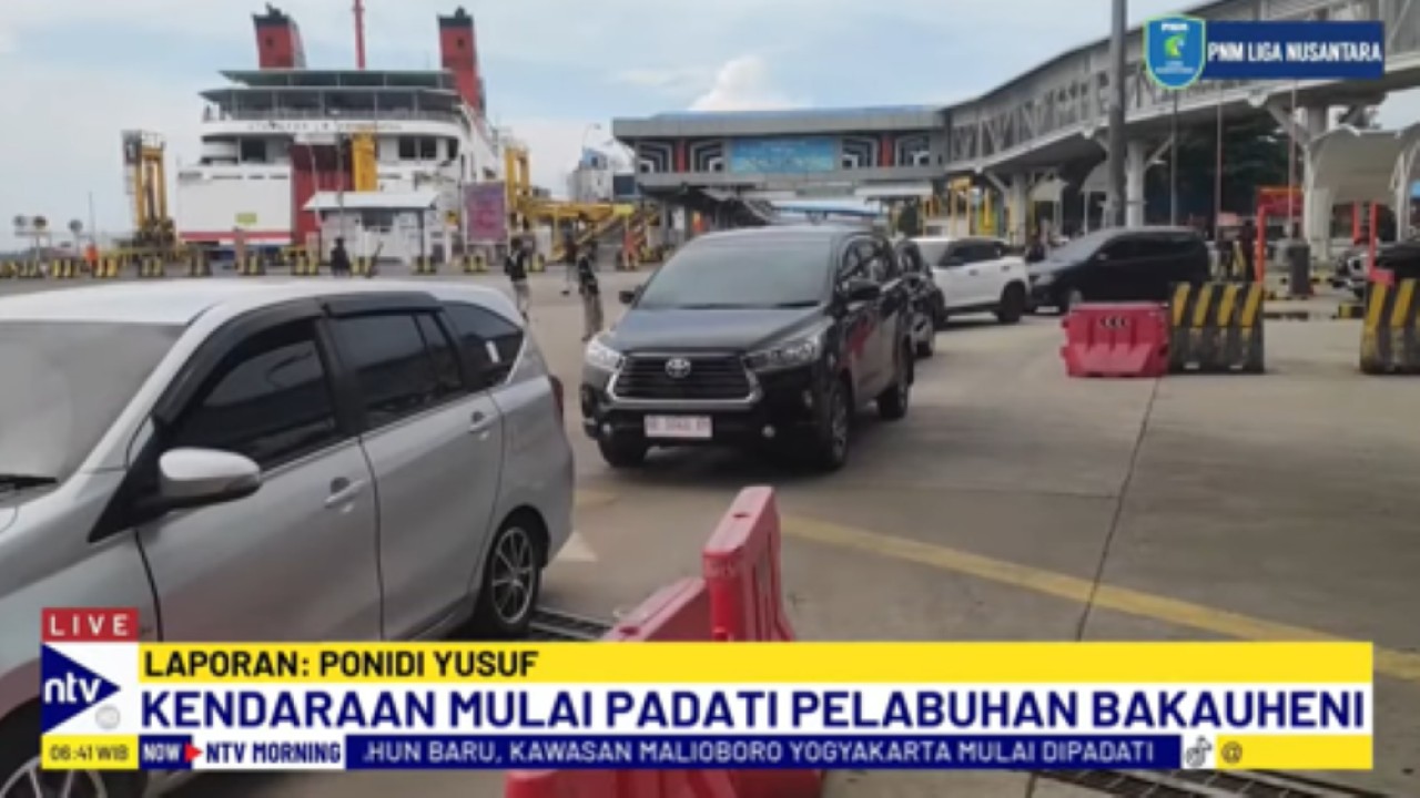 Antrean kendaraan di pelabuhan Bakauheni Lampung