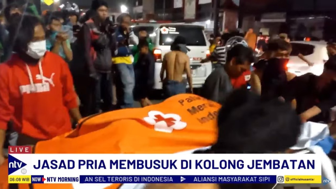 Mayat pria ditemukan membusuk di sebuah gubuk di bawah kolong Jembatan Sasak Jarang, Tambun Selatan, Kabupaten Bekasi, Jawa Barat.